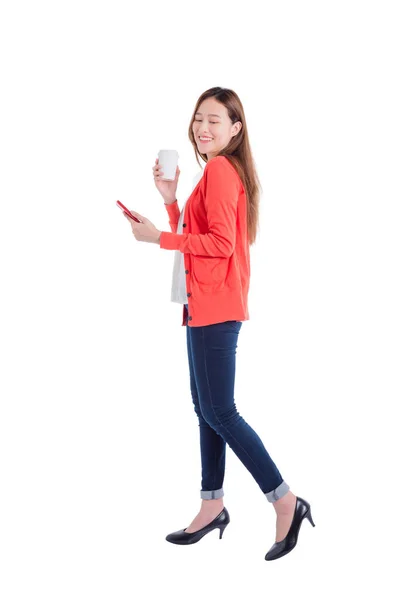 Plná délka krásné ženy s chytrého telefonu a kávy — Stock fotografie
