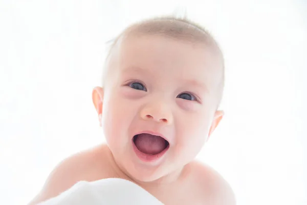 Bebé sonriendo sobre fondo blanco —  Fotos de Stock