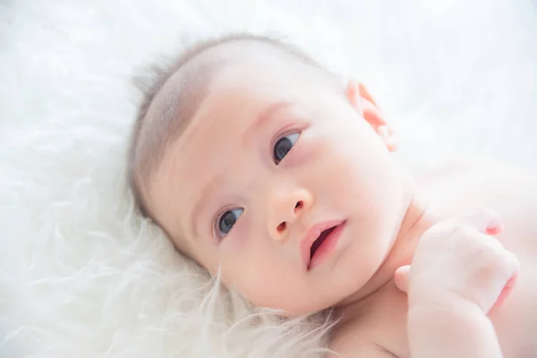 Baby ligt op bed — Stockfoto