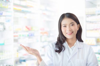 Eczanede gülümseyen güzel kadın eczacı