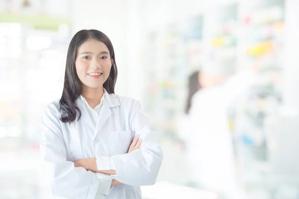 Belo farmacêutico sorrindo na farmácia — Fotografia de Stock