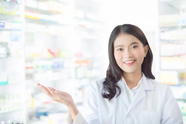 Krásná ženská farmaceuta s úsměvem v drogářství — Stock fotografie