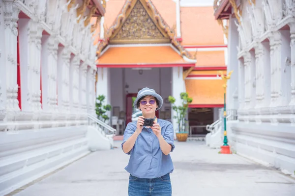 Mujer mayor viajando en Tailandia, Tomando foto por cámara — Foto de Stock