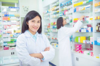 Eczane çalışan gülümseyen kadın eczacı 