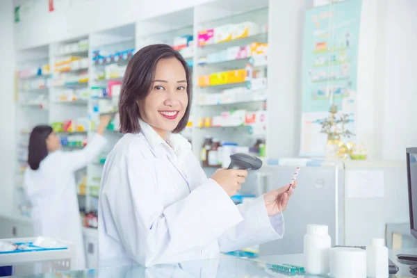 Usmívající se ženská farmaceuta pracující v lékárně — Stock fotografie