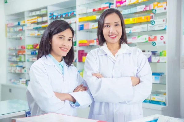 Deux pharmaciennes debout et souriantes en pharmacie — Photo