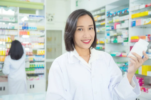 Usmívající se ženská farmaceuta v lékárně — Stock fotografie