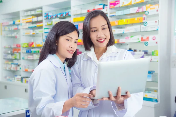 Deux asiatique femme pharmacien à l'aide notebook en pharmacie — Photo