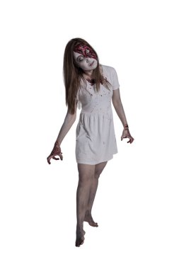 Beyaz arka plan üzerinde zombi kadının tam uzunluğu