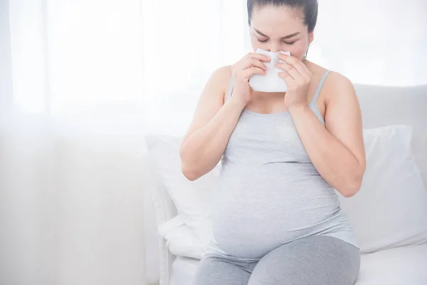 Donna incinta pulirsi il naso con carta velina . — Foto Stock