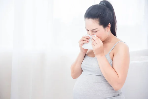 Schwangere wischt sich die Nase mit Seidenpapier ab. — Stockfoto