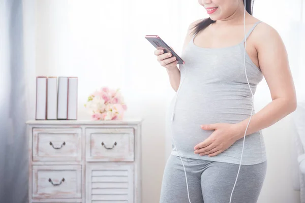 Schwangere liest Nachricht auf Handy — Stockfoto