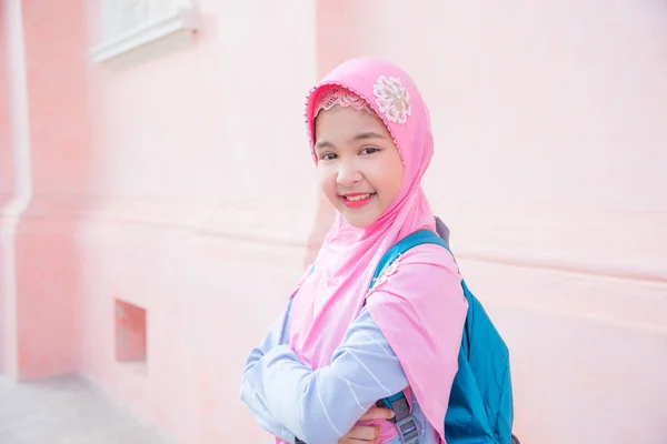 Lycklig kvinnlig Muslim Schoolgirl klädd i rosa hijab — Stockfoto