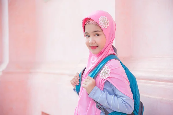 Happy femelle musulmane écolière portant hijab rose — Photo