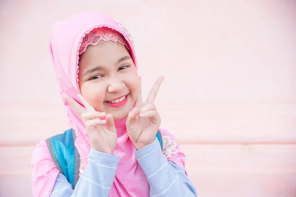 Wanita bahagia muslim gadis sekolah mengenakan hijab merah muda — Stok Foto