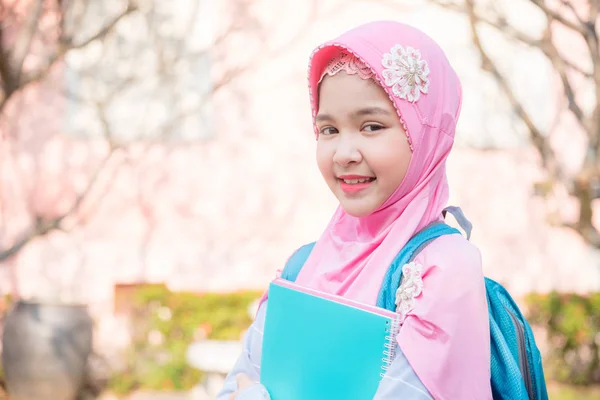 Wanita bahagia muslim gadis sekolah mengenakan hijab merah muda — Stok Foto