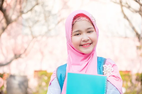 Gelukkig vrouwelijke moslim schoolmeisje dragen roze hijab — Stockfoto
