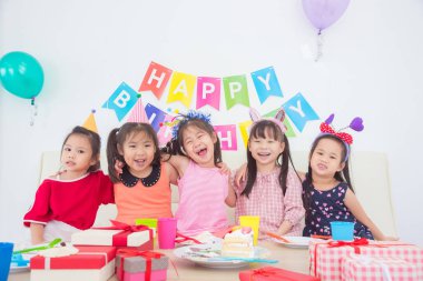 Çocuklar eğleniyor doğum günü partisinde grup