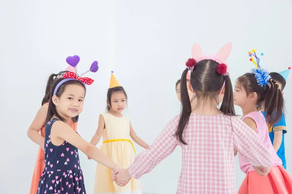 Группа маленьких детей, играющих вместе в игры на вечеринке — стоковое фото