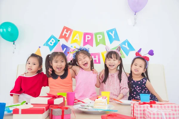 Grupa dzieci zabawy na urodziny — Zdjęcie stockowe
