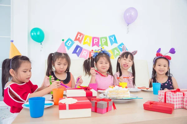 Grupa dzieci jedzą ciasto z uśmiechem na imprezie urodzinowe — Zdjęcie stockowe