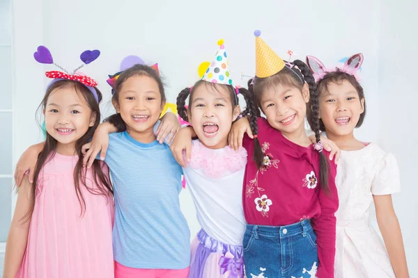 Grupa dziewczyn bawią się na imprezie urodzinowe — Zdjęcie stockowe