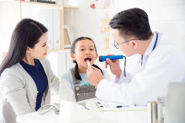 Dziewczyna otworzyć jej usta dla lekarz robi ustny egzamin — Zdjęcie stockowe