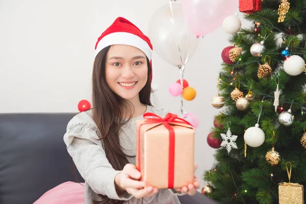 Mooi Aziatisch meisje draagt Santa Claus hoed en het houden van de doos van de gift — Stockfoto