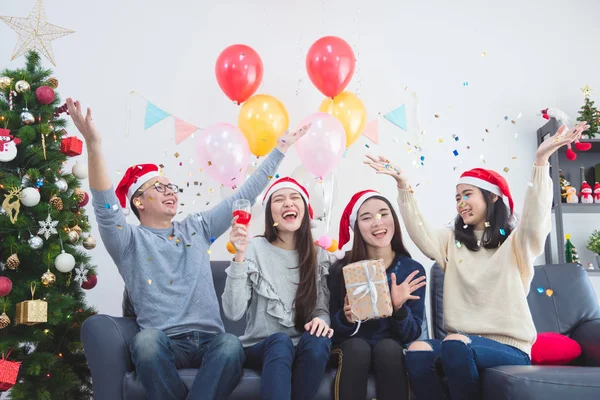 Drie mooie Aziatische meisjes en een man vieren kerstfeest — Stockfoto