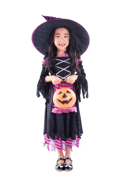 Longitud completa de la niña con traje de halloween y la celebración de la cesta de calabaza —  Fotos de Stock