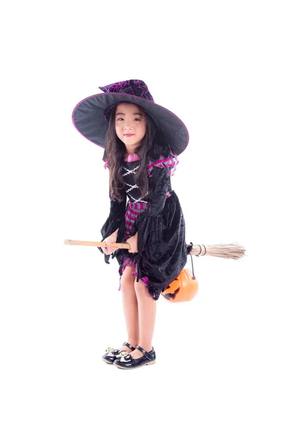 Klein meisje dragen Halloween kostuum en paardrijden de bezem — Stockfoto
