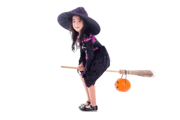 Klein meisje dragen Halloween kostuum en paardrijden de bezem — Stockfoto