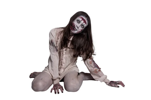 Longitud completa de asiático hembra zombie sentado en el suelo — Foto de Stock
