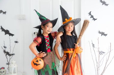 Cadılar Bayramı kutlamak için cadı kostümü iki çocuk 