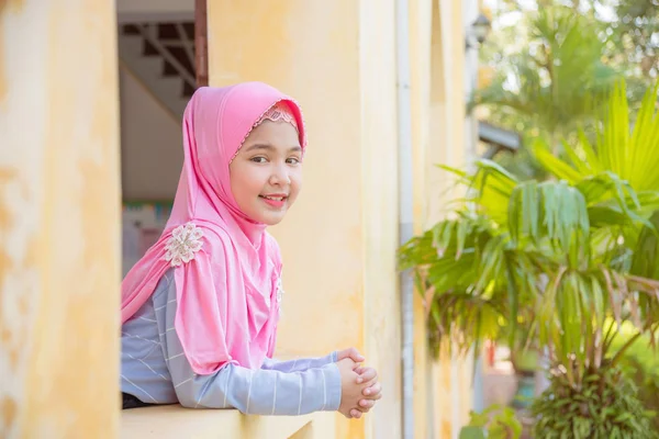 Gadis muslim cantik melihat kamera dan tersenyum  . — Stok Foto