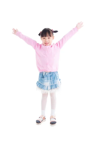 Petite fille debout avec les bras ouverts et sourit sur blanc — Photo