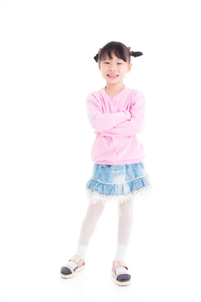 Piccola ragazza asiatica in piedi e sorride sul bianco — Foto Stock
