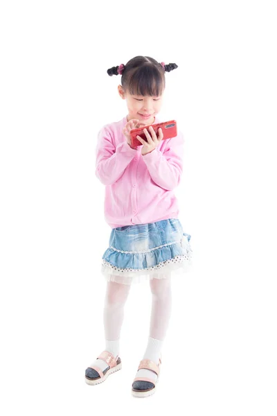 Trochę Asian Dziewczyna stojący i gra w gry na Smart Phone — Zdjęcie stockowe