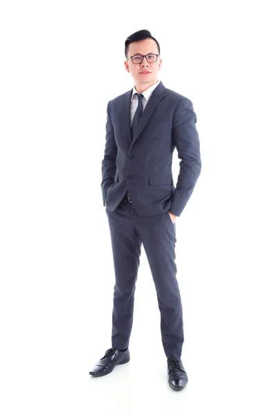 Comprimento total de bonito asiático empresário vestindo terno de pé — Fotografia de Stock