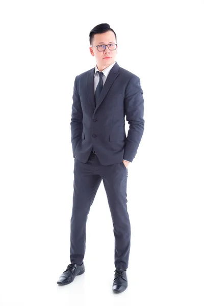 Lunghezza completa di bello asiatico uomo d'affari indossare vestito in piedi — Foto Stock