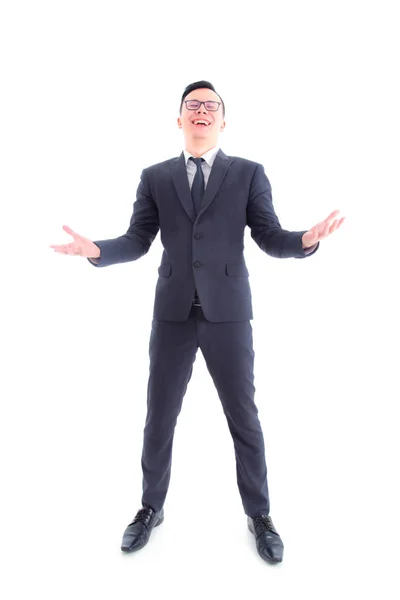 Longitud completa de guapo asiático hombre de negocios usando traje riendo — Foto de Stock