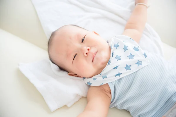 Pequeno bebê deitado na cama e chorando — Fotografia de Stock