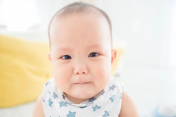 Pequeno bebê chorando e olhando para a câmera — Fotografia de Stock