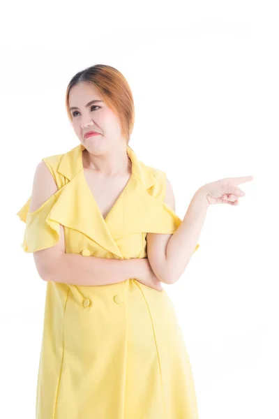 Ασιατικό κορίτσι σε κίτρινο φόρεμα δείχνοντας εκφράσεις του προσώπου για να αγνοήσει ορισμένα πράγματα — Φωτογραφία Αρχείου