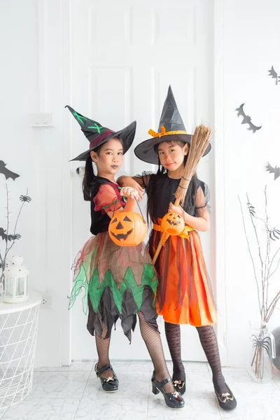 Dvě děti v čarodějském kostýmu na oslavu Halloweenu — Stock fotografie