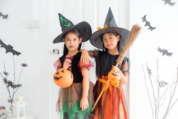 Dvě děti v čarodějském kostýmu na oslavu Halloweenu — Stock fotografie