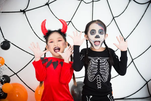 Malé holčičky v Halloweenu s úsměvem na kameře. — Stock fotografie