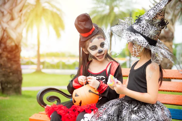 Kislányok a Halloween jelmez ünneplik Halloween — Stock Fotó