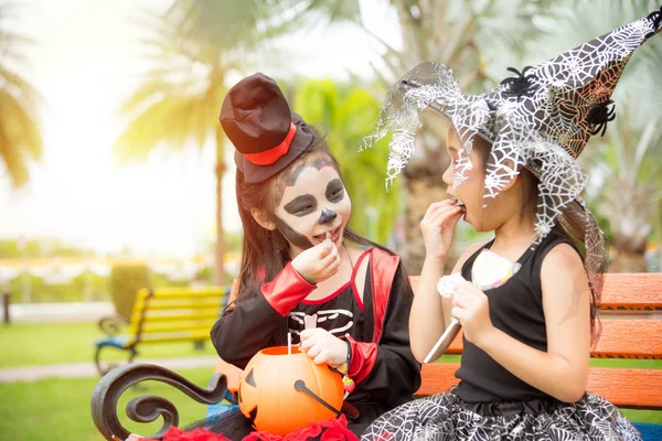 Kislányok a Halloween jelmez ünneplik Halloween — Stock Fotó