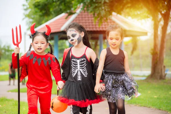 Malé holčičky v Halloweenské maškarní oslavují Halloween — Stock fotografie
